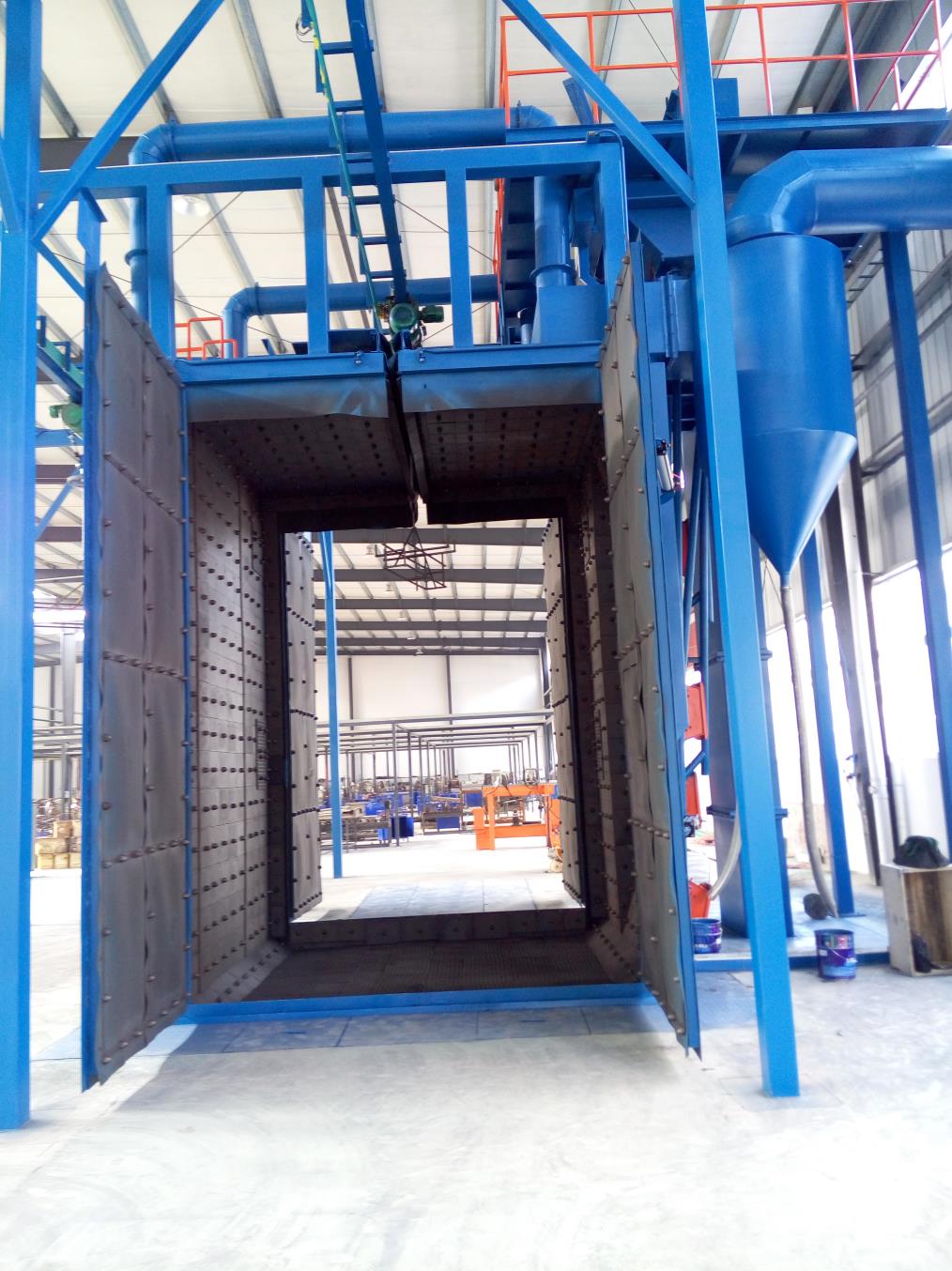 江蘇拋丸機(jī)除銹設(shè)備 江蘇拋丸機(jī)廠家生產(chǎn)的通過式拋丸機(jī)獲廣大用戶的青睞