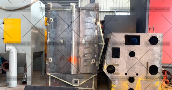 376吊鉤式拋丸機(jī)生產(chǎn)廠家拋丸機(jī)主機(jī)制作中，準(zhǔn)備噴漆